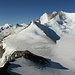Im Abstieg über den Balfrin S-Grat: unten der gutmütige Gratausläufer zum Riedpass, darüber der N-Rücken zum Ulrichshorn, am Horizont von rechts Nadelhorn, Dom, Lenzspitze, Mischabelgrat, Monte Rosa, Rimpfisch-, Allalin- und Strahlhorn