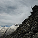 Abstieg von der Mischabelhütte unter inzwischen aufgezogenen Schleierwolken: über dem geschrumpften und ausgeaperten Feegletscher von rechts Alpubel, Feechopf und Allalinhorn 