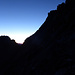 Aufstieg in der Dämmerung über den WSW-Rücken zum Klein Bigerhorn: links der SSE-Grat des Färichshorns, über dem Gässi das Finsteraarhorn