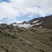 Blick zur Gletscherzunge der Ghiacciaio di Dosegù oberhalb von ehemaligem Gletschergelände mit Gletscherschliffplatten.