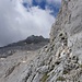Ohne großen Höhenverlust quert man von der Meilerhütte auf gut gesicherter Wegführung hinüber zum Einstieg des Klettersteigs am Fuße der Westlichen Dreitorspitze.