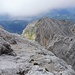 Wieder bei den netten Platten der unteren Gipfelflanke, hinten zeigt sich Garmisch.