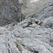 In der unteren Nordflanke der Nordöstl. Dreitorspitze erfolgt der günstigste Durchstieg von den Bändern links in einem Bogen über diesen plattigen Fels.