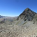 la pietraia risalita (a destra contro la parete si intravede la traccia, che poi si sposta più verso il centro del valloncello)