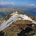 Blick zur niedrigeren Erhebung mit Gipfelkreuz des Monte Vioz