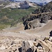 Tiefblick vom Gipfel zur Aufstiegshalde