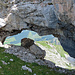 Beim Bälmetentor zweigt der Klettersteig in eine Höhle ab (Oben links  im Bild).