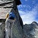 und dann kommt die Stelle, die in Erinnerung bleibt - über viele Bügel und Stangen über eine senkrechte Wand hinauf, der Überhang darüber wird rechts umgangen