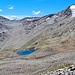 Noch ein See, den habe ich im Aufstieg gar nicht wahrgenommen - bergab könnte ich ihn besuchen, <br />Hinten mittig der Pass mit der Similaunhütte 