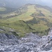 Zwischendurch Tiefblick zur Schesaplanahütte; der Steig kommt die links im Bild sichtbaren Wiesenhänge herauf, traversiert die Felsrinne an der in Foto 5 gezeigten Kette und windet sich vordergründig über Stufen aufwärts.