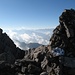 Am großen Steinmann schweift der Blick hinüber zu anderen Schweizer Gipfeln.