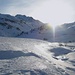 Wintertraum in Graubünden, es liegt genügend Schnee für eine Skitour oberhalb 2000m. Hinten grüsst schon das Flüela Wisshorn (3085m) hoch über dem Flüelatal. Foto oberhalb vom Berggasthaus Tschuggen beim P.1964m, dem Ausgangspunkt zum Füela Wisshorn.