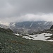 Die hohen Berge der Bernina stecken in Wolken.