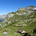 An der Alp "Uf den Bielen" vorbei und im Hintergrund kommt meine erstes Gipfelziel zum Vorschein 