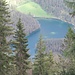 Zoomaufnahme zum Fernsteinsee aus dem Bergwald