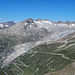 Vom Blauberggrat erhascht man einen Blick auf den aperen Rhonegletscher sowie den Gletschersee