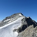 Blick auf den Piz Murtèl von der Bergstation: Der Abstieg erfolgt über das Blockfeld im Vordergrund zur markanten Einsattelung, der weitere Anstieg dann über den Firngrat.