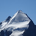 Der eindrucksvolle Piz Roseg (3.937m) im Zoom, im Vordergrund der vergletscherte Vorgipfel, die Schneekuppe (Muotta da Naiv, 3.918m). 