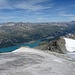 Schöne Kontraste: Das Gletschereis und der türkise Silvaplanersee, dahinter die farbigen Bündner Alpen
