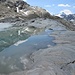 Ein starker Wasserstrom über die Gletscherschliffplatten ist zu gefährlich zu überschreiten.