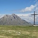 Gipfelkreuz des Zwölferkofels mit Peitlerkofel dahinter