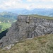 Blick vom höchsten Punkt des Zwölferkofels zu seinem Gipfelkreuz