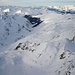 Flüela Wisshorn (3085m): Tiefblick vom Gipfel auf die Aufstiegsroute zur Winterlücke (2787m) und dem Flüelatal.