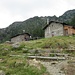 Avvicinandoci al Rifugio Scoggione (edificio a sinistra chiuso), abbiamo avuto la piacevole sorpresa di trovare l’edifico di destra  completamente ristrutturato con il contributo della Regione Lombardia  (anno 2020 –’21) e reso fruibili agli escursionisti: è dotato di stufa, cucina e 6 brande al piano superiore, speriamo che non sia oggetto di atti vandalici che poi ne precluderebbero il libero utilizzo.