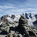 ...aber vom gewaltigen Gipfelsteinmann am Munt Pers sieht man immer noch das eindrucksvolle Gletscherpanorama vom Piz Cambrena bis zum Piz Palü
