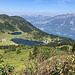 Vom Stelligrat gibt es nicht nur einen schönen Tiefblick auf den Gross-See und den dahinter liegenden kleineren Heu-See, sondern sogar auf den Walensee.