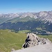 Blick vom Weisshorngipfel hinunter nach Arosa und zur Silvrettagruppe