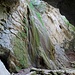 Grotte de Môtiers mit Wasserfall