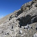 Die anspruchsvollste Stelle vom Aufstieg (Traverse in Bildmitte) umgingen wir links unterhalb der Felsen