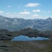Prima di arrivare in cima al monte Bardan giungiamo dinanzi ad un piccolissimo laghetto a quota 2656 metri (ritratto in foto), quindi poi ad una "falsa vetta" a quota 2686 metri, sempre seguendo dei radi segnali, chiaramente svizzeri, di colore Bianco-Blu.