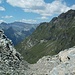 Dal Passo di Barna la vista verso la valle dell'Alp de Barna e dell'Alp de Montagnia, in territorio elvetico.