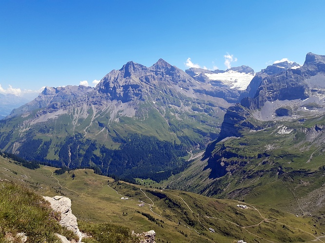Vis-a-vis zum Uri-Rotstock mit der roten Gipfelpyramide.... [hikr.org]