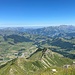 Links des markanten Grates: Les Mosses, rechts: die kleinen Seen und die Buvette.<br /><br /><br />
