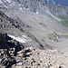 Tiefblick über die steile Westflanke. Im Winter führt hier eine sehr gefährliche Skitourenroute empor.