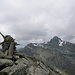 Auf dem Gipfel. Hinten der mächtige Piz Platta (3392 m)