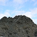 Der südöstliche Nebengipfel des Piz Surparé. Von der Bildmitte aus sieht man das schräg nach rechts aufsteigende felsige Band (einfachster Aufstieg).
