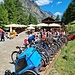 <b>Ristoro Val Alpisella (1817 m). <br />Il posteggio delle bici è gremito e i posti a sedere sono già ben occupati.</b>