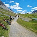 <b>Al Lago dell’Alpisella (2292 m) tutti i ciclisti si concedono una sosta per una foto ricordo e per contemplare le imponenti montagne che coronano la valle. </b>