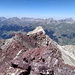 Blick vom roten Gipfel Richtung Engadin (= nordwest) ..
Links von der Person ist der Stecken mit dem Gipfelbuch, welcher den "offiziellen" Gipfel bezeichnet.