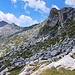 La lunga traversata che dal Passo Serosine porta al Passo Diciotto si passa dalla Lombardia al Trentino, tra massi di granito e sfasciumi. Percorso impegnativo.