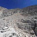 Schließlich markiert ein Steinmann das Ende einer vom Gipfel herabziehenden Schuttrinne, an deren linkem Rand es die letzten Höhenmeter nach oben geht.
