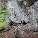 unter der Felswand vorbei