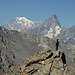 Gipfelstatue auf dem Pointe des Lacarandes mit Mont Blanc und Grandes Jorasses am Horizont