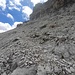 Darauf folgt erst mal Gehgelände im Schotter, bevor man in einer Rechtskurve zurück in die Felsen gelangt (rechte obere Bildecke)