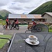 <b>Sosta caffè all'Alpe Vago (2030 m).</b>