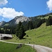 Der Zustieg zum Brüggler führt durch grüne Alpen.